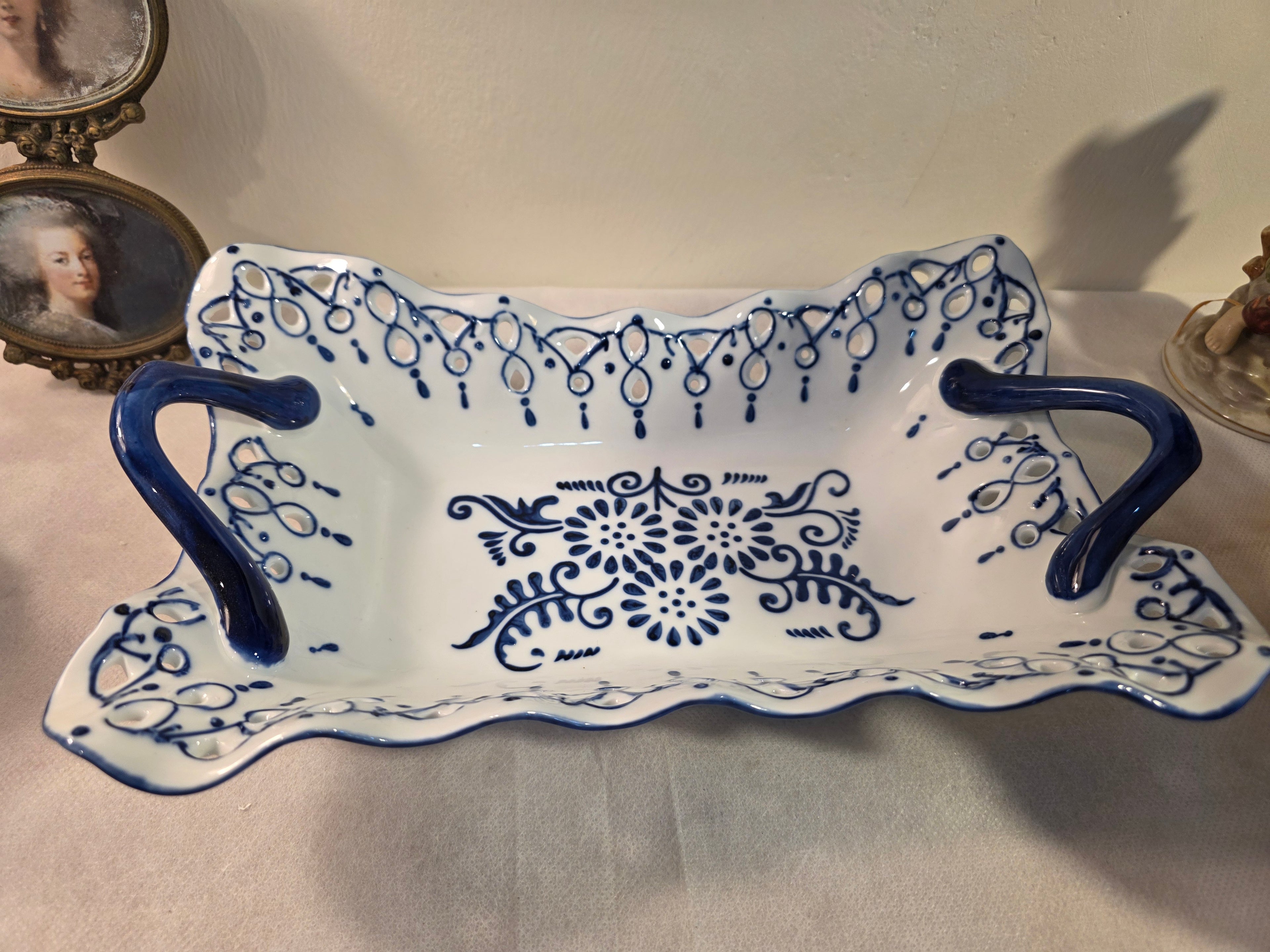 Bleu Blanc Scalloped Serving Bowl with Dual Handles - 30 cm