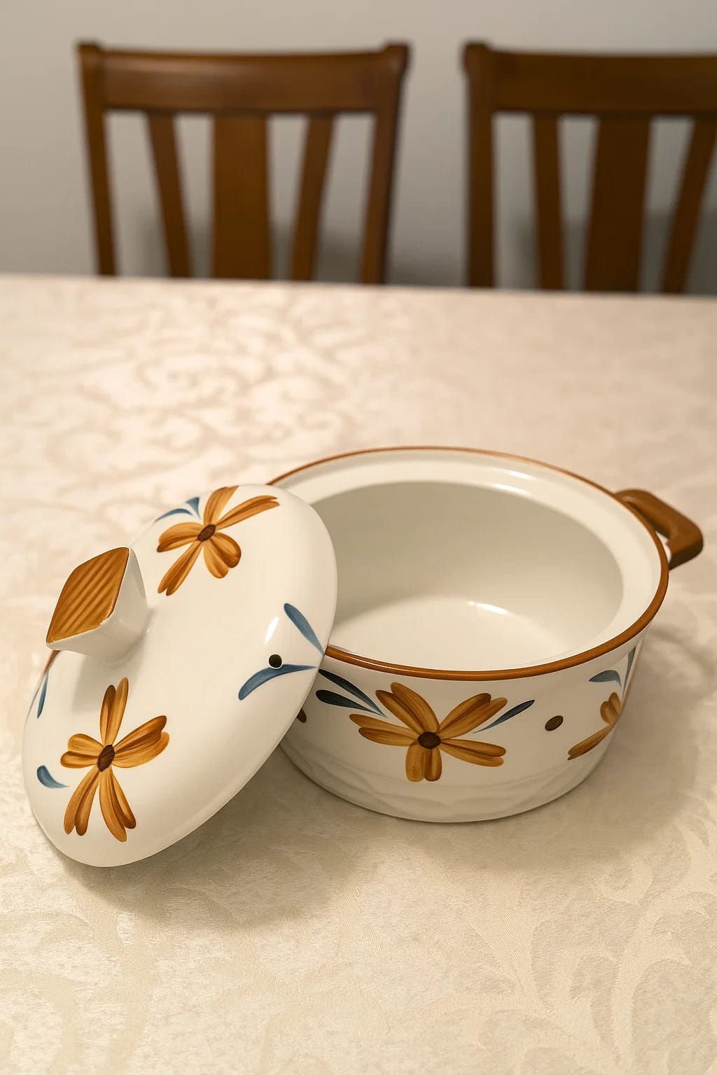 Oven-safe ceramic pot with cover
