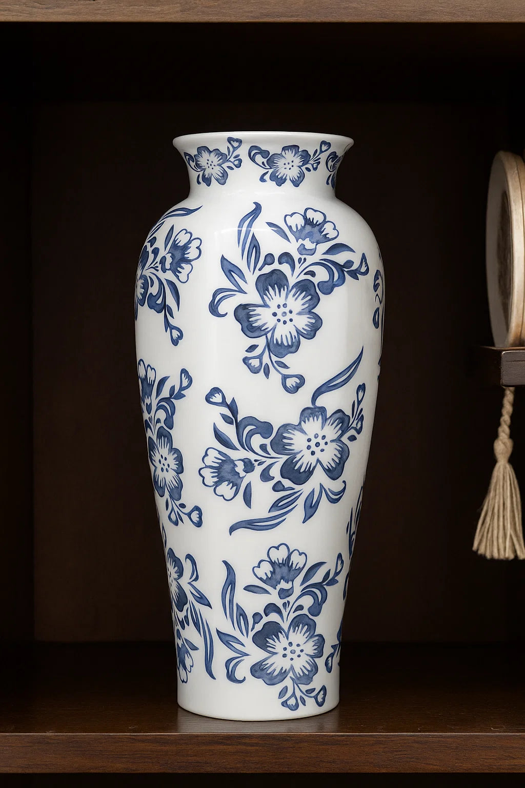 Bleu Blanc Vase with floral motif