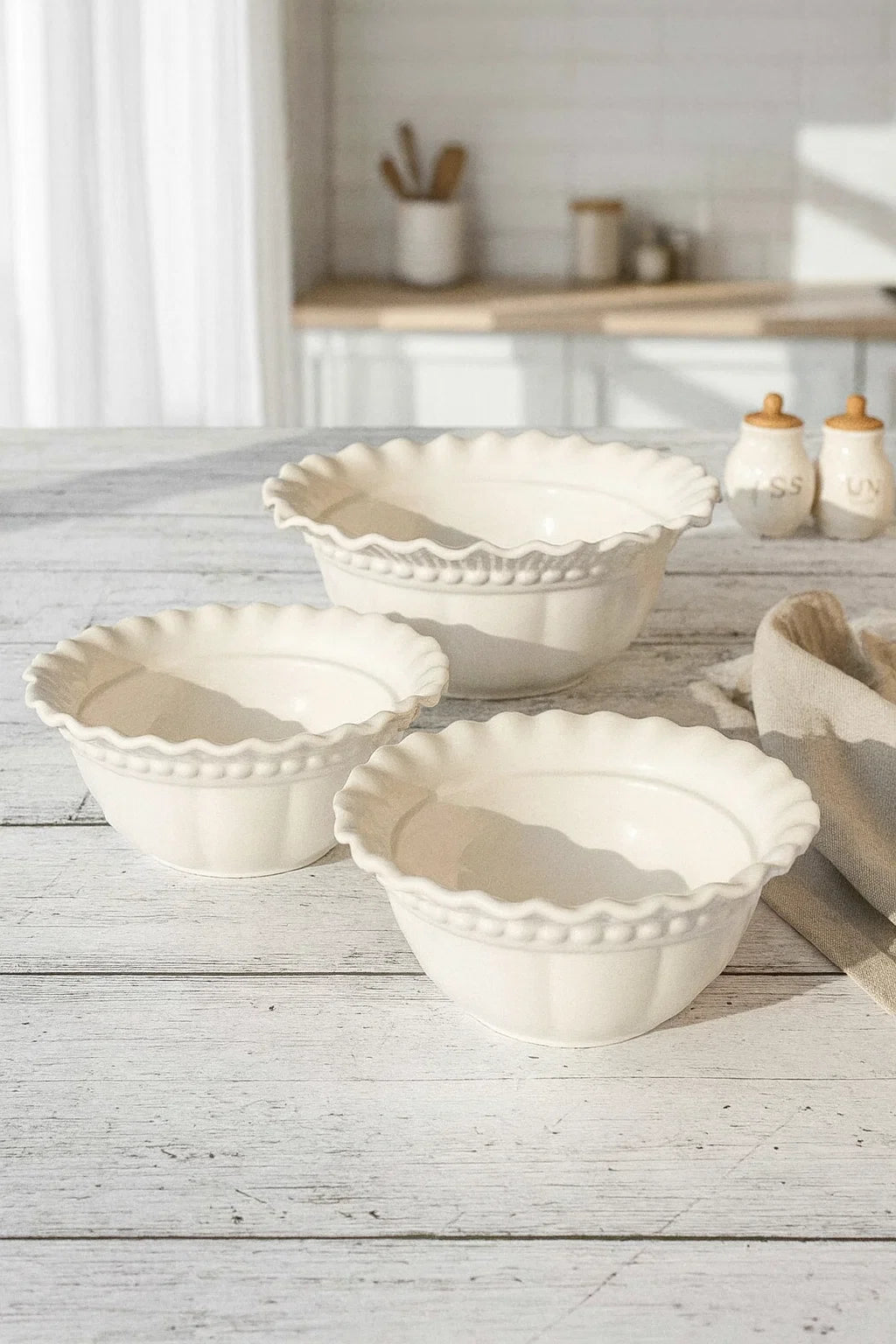 Set of 3 bowls with ruffled edges